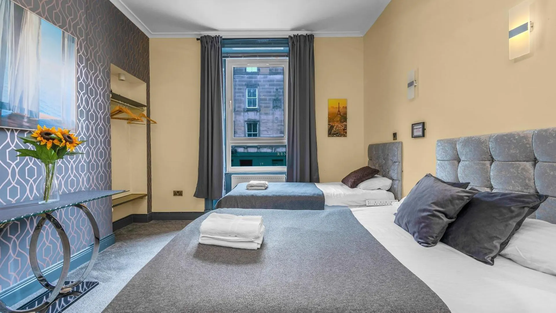 Cosy Modern City Centre Flat Edinburgh