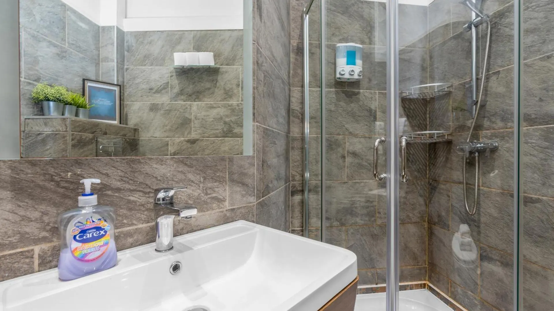 Cosy Modern City Centre Flat Edinburgh